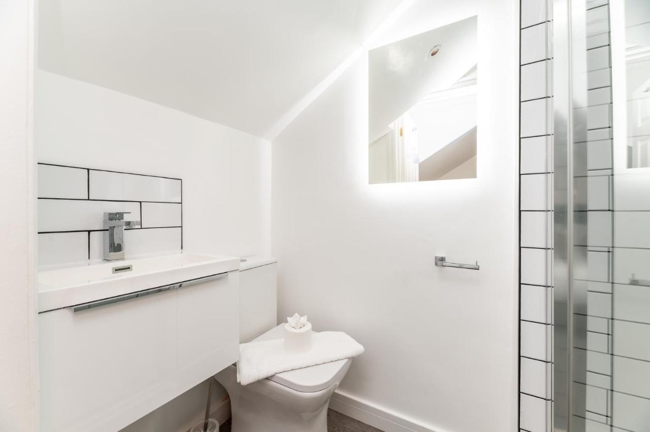 Stunning And Modern 5 Bed House I Pass The Keys